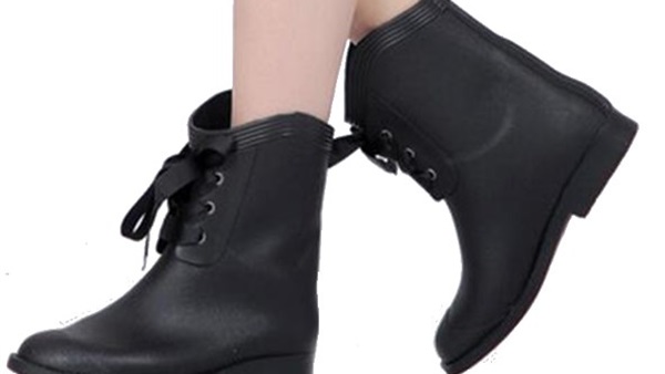 احذرى ارتداء اطفالك الأحذية المطاطية 