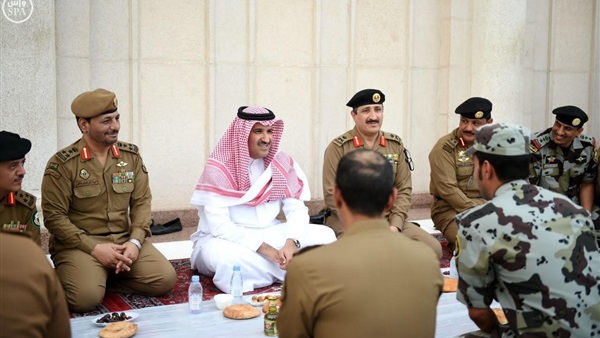 أمير المدينة المنورة يشارك رجال الأمن إفطارهم أمير المدينة المنورة يشارك رجال الأمن إفطارهم