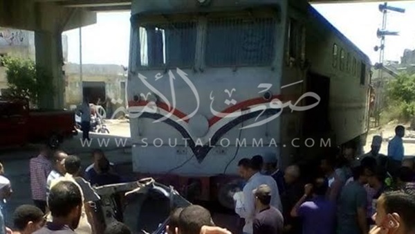 قطار يدهس سيارة ملاكي أثناء عبورها بمزلقان القباري بالإسكندرية قطار يدهس سيارة ملاكي أثناء عبورها بمزلقان القباري بالإسكندرية