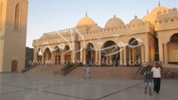 بالصور.. بدء توافد الصائمين علي مسجد «المينا» في الغردقة