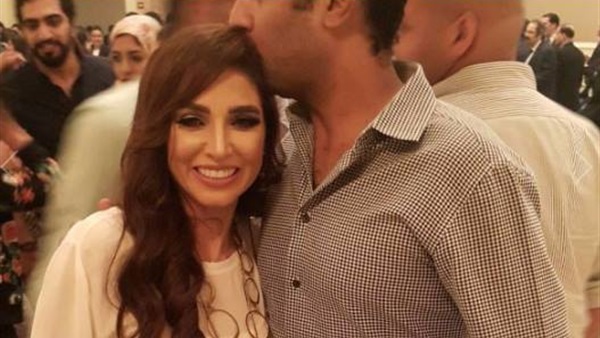 روجينا تثير غضب رواد مواقع التواصل الاجتماعي بسبب قبلاتها روجينا تثير غضب رواد مواقع التواصل الاجتماعي بسبب قبلاتها