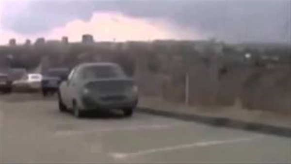 بالفيديو.. لحظة سقوط سيدة بسيارتها إلى أسفل منحدر