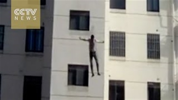 بالفيديو.. رجل يقفز من الطابق 11 وينجو دون إصابة