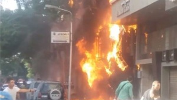 بالصور.. ننشر تفاصيل حريق أحد العقارات في الدقي بالصور.. ننشر تفاصيل حريق أحد العقارات في الدقي