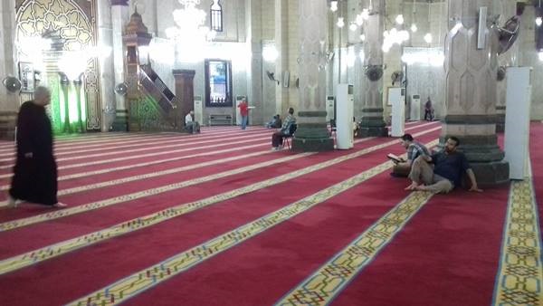 بالصور.. الصائمون يفترشون مسجد «البحر» بدمياط بالصور.. الصائمون يفترشون مسجد «البحر» بدمياط