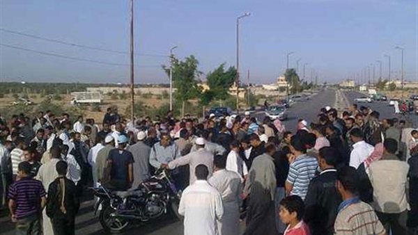 أهالي تمى الأمديد يقطعون طريق المنصورة احتجاجا على انقطاع المياة