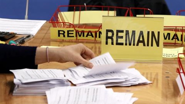 عاجل.. «بى بى سى»: 53% من البريطانيين يصوتون للخروج من «الأوروبى» عاجل.. «بى بى سى»: 53% من البريطانيين يصوتون للخروج من «الأوروبى»