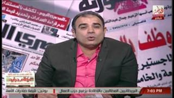 بالفيديو.. مذيع «العاصمة» يسخر من فريق اعداد برنامجه علي الهواء