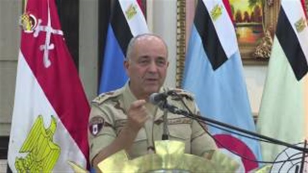 بالفيديو.رئيس الأركان يشارك مقاتلى القوات المسلحة الإفطار