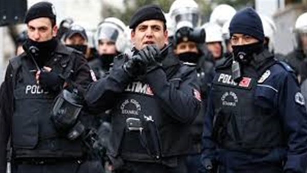 الشرطة التركية تعتقل 28 شخصا يشتبه بتمويلهم جماعة إرهابية الشرطة التركية تعتقل 28 شخصا يشتبه بتمويلهم جماعة إرهابية