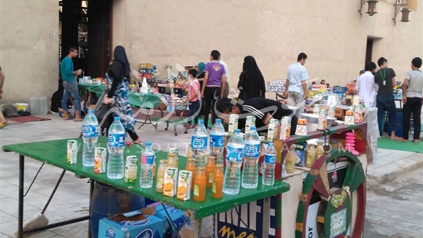 بالصور.. بدء إعداد العصائر استعدادا للافطار بمسجد عمرو بن العاص بالصور.. بدء إعداد العصائر استعدادا للافطار بمسجد عمرو بن العاص