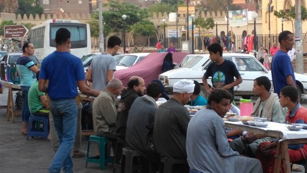 بالصور.. الأطفال والشباب يجهزون موائد الرحمن بمسجد عمرو بن العاص