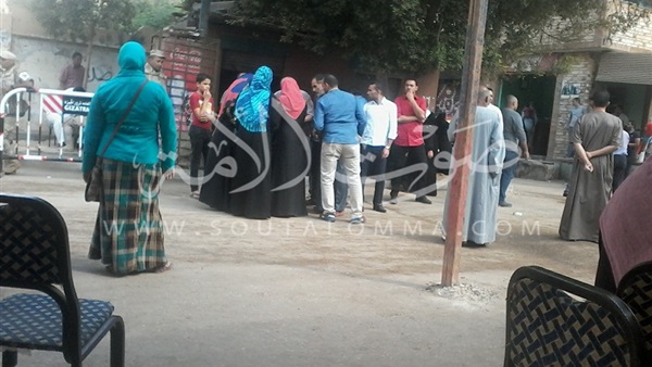 بالصور.. توجيه ناخبين أمام اللجان بالبدرشين فى حماية الأمن بالصور.. توجيه ناخبين أمام اللجان بالبدرشين فى حماية الأمن