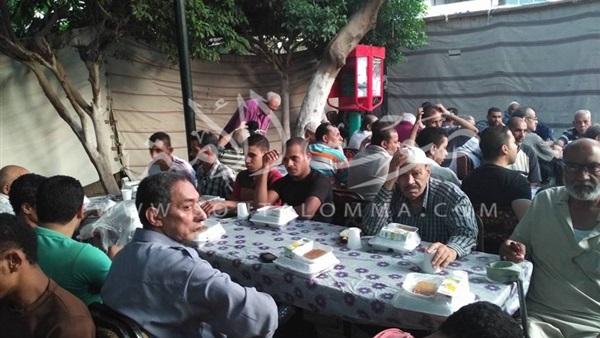 بالصور.. إقبال الصائمون علي موائد الرحمن بمسجد مصطفى محمود بالجيزة بالصور.. إقبال الصائمون علي موائد الرحمن بمسجد مصطفى محمود بالجيزة