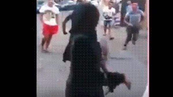 بالفيديو.. لحظة التحرش بفتاة في أحد الأحياء الشعبية بالفيديو.. لحظة التحرش بفتاة في أحد الأحياء الشعبية