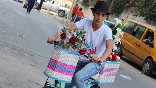شبان من غزة يحاربون البطالة بـ«الورود»