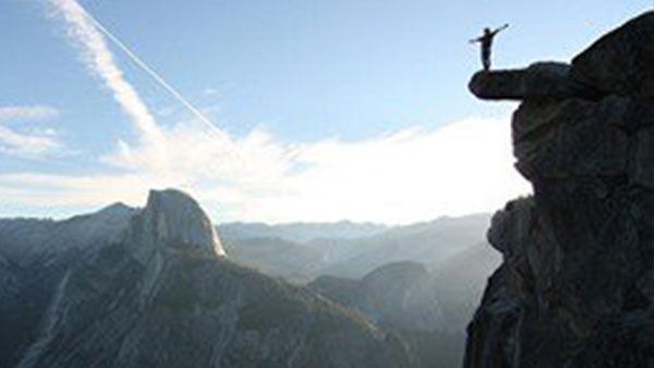 بالصور.. شاب يمارس رياضه «الجري الحر» فوق المرتفعات الشاهقة