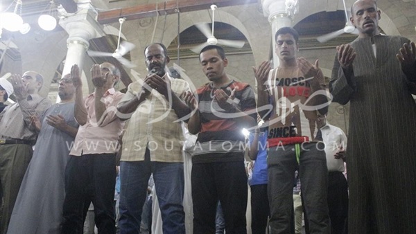 الصائمون يستقبلون آذان المغرب بالدعاء بمسجد «الحسين» في القاهرة