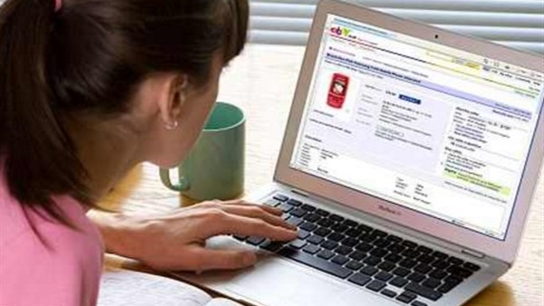 المرأة الفرنسية تدير متطلبات منزلها عبر الإنترنت