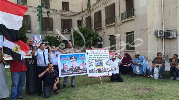 بالصور.. مواطنون يرفعون علامة النصر احتفالا بـ«30 يونيو» بميدان التحرير بالصور.. مواطنون يرفعون علامة النصر احتفالا بـ«30 يونيو» بميدان التحرير