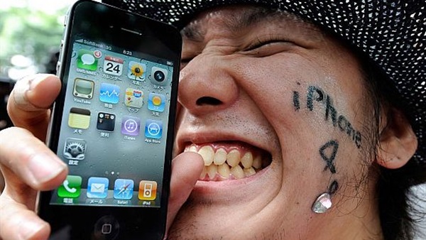 رجل يتزوج هاتفه في لاس فيجاس