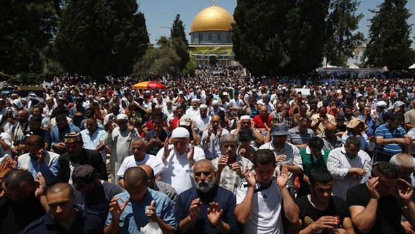 280 ألفاَ يؤدون الجمعة الأخيرة من رمضان في الأقصى 280 ألفاَ يؤدون الجمعة الأخيرة من رمضان في الأقصى
