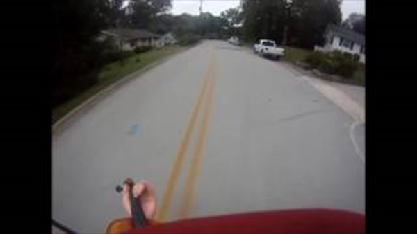 بالفيديو.. رجل أمريكي يعزف على الكمان أثناء ركوبه دراجته الهوائية