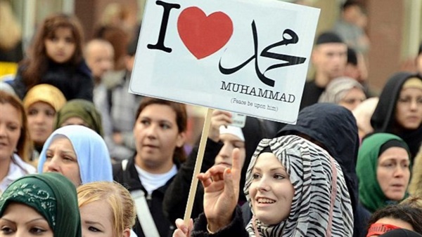 34 ألف شخص يوقعون على عريضة لاعتبار أعياد المسلمين أجازة رسمية في بريطانيا 34 ألف شخص يوقعون على عريضة لاعتبار أعياد المسلمين أجازة رسمية في بريطانيا