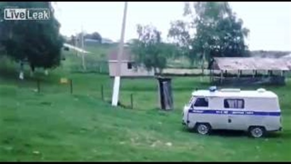 بالفيديو.. مجرم يفلت من الشرطة بفضل قوة سيارته بالفيديو.. مجرم يفلت من الشرطة بفضل قوة سيارته