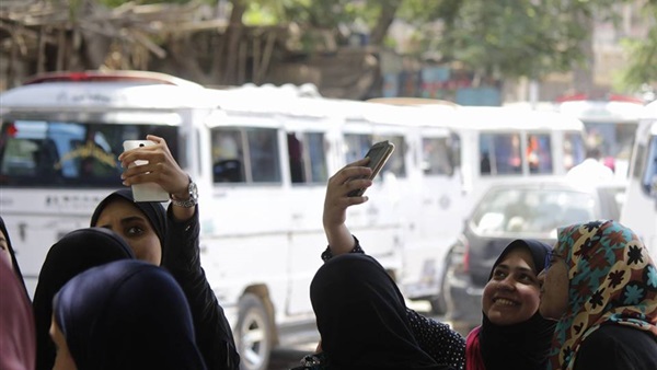 بالصور..«سيلفي » أخر ايام الامتحانات لـ «طالبات» الهرم أمام اللجان بالصور..«سيلفي » أخر ايام الامتحانات لـ «طالبات» الهرم أمام اللجان