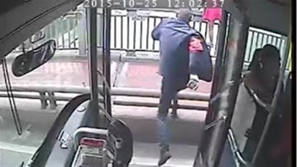 بالفيديو.. سائق أوتوبيس صينى يحبط محاولة انتحار فى أقل من دقيقة بالفيديو.. سائق أوتوبيس صينى يحبط محاولة انتحار فى أقل من دقيقة