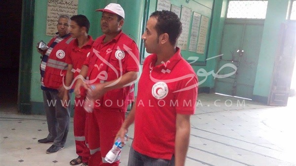 بالصور.. الهلال الأحمر يوزع زجاجات مياه على الناخبين في المنيا بالصور.. الهلال الأحمر يوزع زجاجات مياه على الناخبين في المنيا