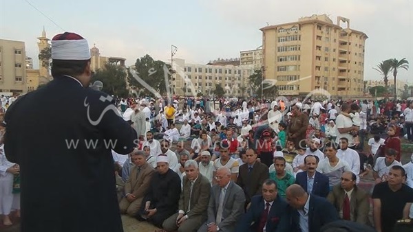 بالصور.. وكيل أوقاف بورسعيد يلقي خطبة العيد بساحة المعمورة