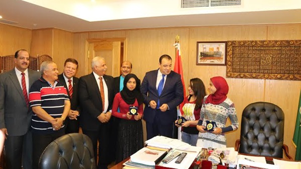 محافظ الفيوم يكرم أصحاب المراكز المتقدمة على مستوى الجمهورية بالدبلومات الفنية