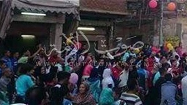 بالفيديو والصور.. مظاهر احتفالات المصريين بعيد الفطر.. أنغام الـ«دي جي» تملأ «مصطفى محمود».. التقاط الصور «السيلفي» بعد الانتهاء من الصلاة.. و«التنورة» احتفال مواطنو المحلة الكبرى بالفيديو والصور.. مظاهر احتفالات المصريين بعيد الفطر.. أنغام الـ«دي جي» تملأ «مصطفى محمود».. التقاط الصور «السيلفي» بعد الانتهاء من الصلاة.. و«التنورة» احتفال مواطنو المحلة الكبرى