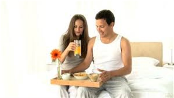 للتخلص من الملل الزوجى : 10 أفكار رومانسية للزوجين 