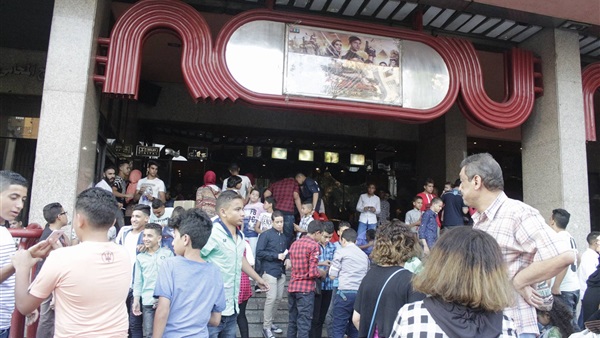 بالفيديو والصور.. تزاحم أمام سينما التحرير بالدقى بالفيديو والصور.. تزاحم أمام سينما التحرير بالدقى