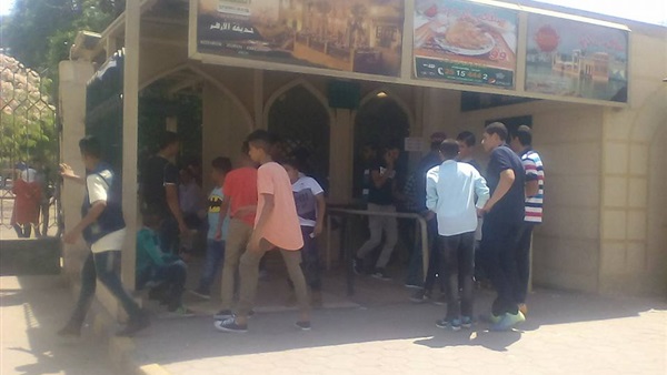 بالصور.. إزدحام وتحرش أمام حديقة «الأزهر» بالصور.. إزدحام وتحرش أمام حديقة «الأزهر»