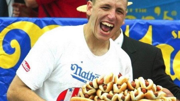أمريكي يتناول 70 قطعة هوت دوج في 10 دقائق