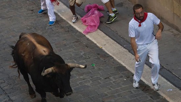 بالصور.. انطلاق أكبر مهرجان لمصارعة الثيران في أسبانيا