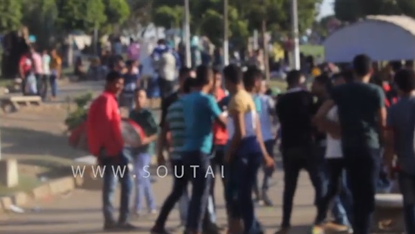 بالفيديو.. مشاجرات بين الشباب بسبب فتاة داخل حديقة «الفسطاط» بالفيديو.. مشاجرات بين الشباب بسبب فتاة داخل حديقة «الفسطاط»