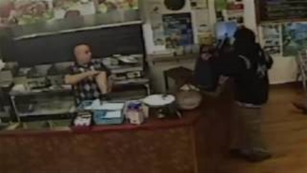 بالفيديو.. موقف بطولي يجعل «مصريا» في نيوزيلاندا حديث العالم بالفيديو.. موقف بطولي يجعل «مصريا» في نيوزيلاندا حديث العالم