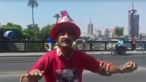 بالفيديو.. مواطن يحتفل بالعيد مرتديا تيشيرت السيسي بالفيديو.. مواطن يحتفل بالعيد مرتديا تيشيرت السيسي