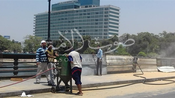 بالصور .. اعمال ترميم وصيانة اعلى كوبرى قصر النيل 