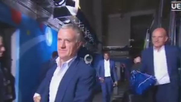 بالفيديو..وصول حافلة فرنسا إلى ملعب «دو فرانس» استعداداً لنهائي «اليورو» بالفيديو..وصول حافلة فرنسا إلى ملعب «دو فرانس» استعداداً لنهائي «اليورو»