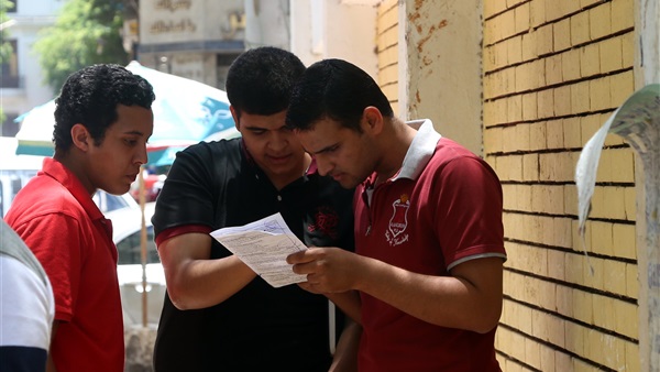 سائقون يستغلون«ربكة» طلاب الثانوية أمام «فنون حلوان» لرفع الأجرة