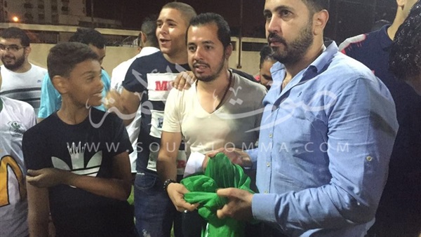 بالصور..جماهير المصري تُسَلِم «العملات المعدنية »لادارة النادي
