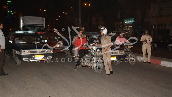 محافظ سوهاج يكافئ أمين شرطة بالمرور لاخلاصه وتفانيه فى عمله