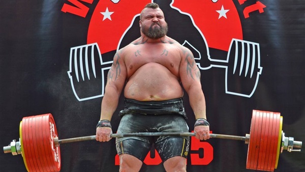 أعرف ماذا حدث لأول رجل بالعالم يرفع نصف طن بالهواء