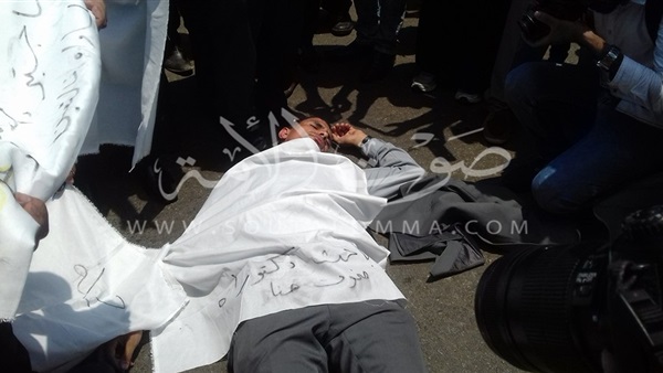 بالفيديو.. حملة الماجستير يحملون«الكفن» اعتراضا على حال البحث العلمى بالفيديو.. حملة الماجستير يحملون«الكفن» اعتراضا على حال البحث العلمى
